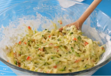 Evo ideje za ukusan i praktičan ručak: pokušajte napraviti muffine s predivnom kombinacijom tikvica i sira.