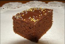 KOLAČ NA ČAŠE: Treba vam samo 5 minuta da ga zamijesite i stavite u pećnicu!