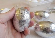 Ako tražite neke nove ideje o tome kako farbati jaja, onda će vam trebati aluminijska folija i standardna boja za jaja.