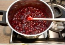 Vanilla višnje kocke pripremljene bez margarina, podsjećaju na Capri sladoled.