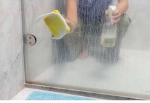 RASTVORITE U TOPLOJ VODI I POPRSKAJTE STAKLO , SLAVINU I KADU