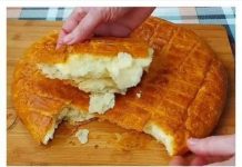 POGAČA KOJA JE HRSKAVA SPOLJA, A UNUTRA SE LISTA KAO BUREK: Baka je pravi od jeftinih sastojaka, a ukus se NE ZABORAVLJA