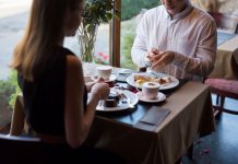 Šta znači kada gost P0MAŽE K0N0BARU da pokupi tanjire sa ST0LA, prema PSIH0L0GIJI?