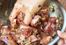 Okus mesa najviše će ovisiti o začinima koji se dodaju, a da bi bilo sočno i mekano potrebno ga je marinirati.