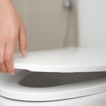 Na WC dasku nanesite tanki sloj ove smjese i pričekajte 10 minuta. Sve ružne žute mrlje će nestati!