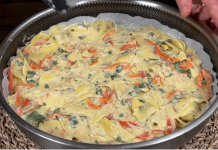 Ovaj krompir bolji od pice! Ja pravim često ovo jeftino jelo! Samo narendajte 1 krompir i za minut ćete dobiti najukusniju poslasticu…