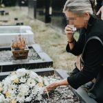 Dva meseca je na grobu muža viđala TUĐE cveće: Pomislila da je imao ljubavnicu, pa doživela još veći ŠOK!