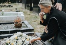 Dva meseca je na grobu muža viđala TUĐE cveće: Pomislila da je imao ljubavnicu, pa doživela još veći ŠOK!