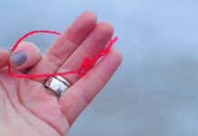 MNOGI NOSE CRVENI KONAC OKO RUKE, A NEMAJU POJMA ŠTA TO ZNAČI: Evo šta on simbolizuje