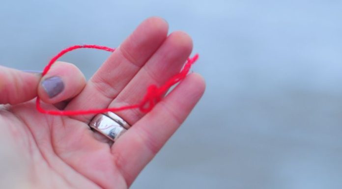 MNOGI NOSE CRVENI KONAC OKO RUKE, A NEMAJU POJMA ŠTA TO ZNAČI: Evo šta on simbolizuje