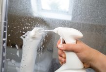 RASTORITE U TOPLOJ VODI I POPRSKAJTE STAKLO , SLAVINU I KADU