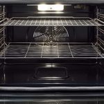 Tek sa 50 godina sam saznala čemu služi rešetka unutar peći: OVAKO se može koristiti!