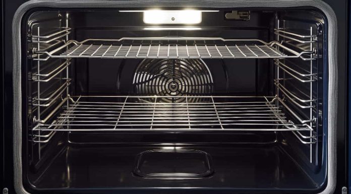 Tek sa 50 godina sam saznala čemu služi rešetka unutar peći: OVAKO se može koristiti!