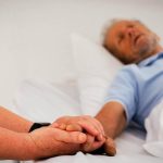 Stručnjaci otkrili: ‘Ovaj simptom na rukama pokazuje da je neko blizu smrti’