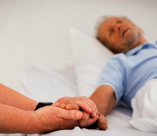 Stručnjaci otkrili: ‘Ovaj simptom na rukama pokazuje da je neko blizu smrti’