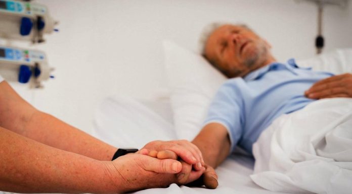 Stručnjaci otkrili: ‘Ovaj simptom na rukama pokazuje da je neko blizu smrti’