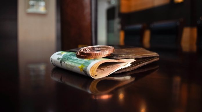 Nema baš para u kućI? Samo stavite novčanicu na ovo mjesto I gledajte kada novac krene da se gomila…