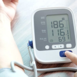 POGREŠNO MJERENJE KRVNOG PRITISKA SKORO GA KOŠTALO ŽIVOTA: Čak 90 odsto ljudi pravi ovu grešku ikvari rezultat