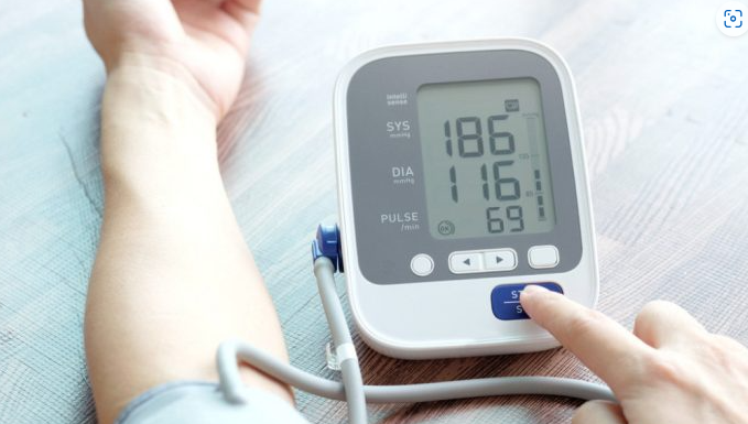 POGREŠNO MJERENJE KRVNOG PRITISKA SKORO GA KOŠTALO ŽIVOTA: Čak 90 odsto ljudi pravi ovu grešku ikvari rezultat