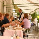 Šta znači kada gost pomaže konobaru da pokupi tanjire sa stola, prema psihologiji?