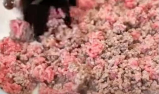 ZAŠTO SE PRVO PRŽI MLJEVENO MESO, PA SE TEK ONDA DODAJE CRNI LUK? Kuvarica otkrila tajnu, LJUDI ZINULI OD ŠOKA