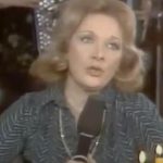 Mislili su da odmara, kad su prišli bila je već mrtva u fotelji: Pored 3 bivša muža, komšija je sahranio u svom sakou