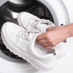 Kad perete patike u mašini: Obavezno dodajte i jednu kesu, evo zašto!