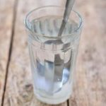 AKO VAM SE STALNO DEŠAVAJU LOŠE STVARI: Čašu vode napunite ovim i ostavite da stoji 24 sata! PREPOROD!