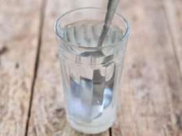 AKO VAM SE STALNO DEŠAVAJU LOŠE STVARI: Čašu vode napunite ovim i ostavite da stoji 24 sata! PREPOROD!