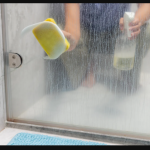 Rastvorite u toploj vodi i poprskajte staklo, slavinu i kadu: TUŠ POSTAĆE KAO NOV!