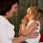 Dijete koje nije imalo dovoljno majčinske ljubavi u životu razvija 10 loših osobina, a jedna je najgora