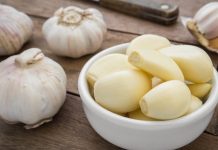 Bijeli luk ne smije svako jesti, iako je zdrav – evo kojih 5 grupa ljudi ga ne smiju ni pogledati, a kamoli jesti!