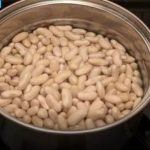 U vodi, nikako: Prije kuhanja grah najbolje potopite u ovu jednu namirnicu
