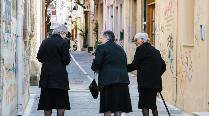 EVO KOLIKO DUGO TREBA DA SE NOSI CRNA ODJEĆA NAKON SMRTI BLISKE OSOBE: Stav crkve je vrlo jasan! (foto)