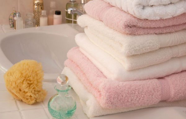 UBACITE OVAJ SASTOJAK U MAŠINU I GOTOVO: Najprostiji i najjeftiniji trik da vešu VRATITE IZGUBLJENU BJELINU, a peškiri će biti premekani