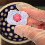 NEĆETE VJEROVATI ZA ŠTA SE SVE KORISTE TABLETE ZA PRANJE SUDOVA: EVO ŠTA SVE MOŽETE DA OČISTITE NJIMA