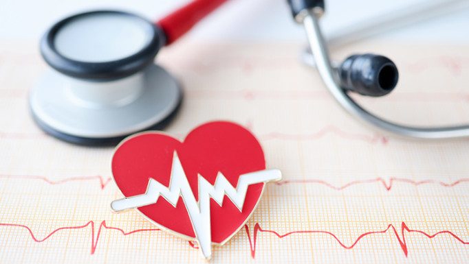 Ljudi misle da im je pao pritisak, A USTVARl lM JE SRCE STAL0: Poznati kardiolog otkrio šta prvo da uradite kad preskače i lupa