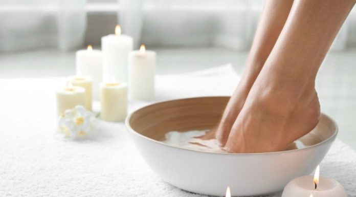 NEVJEROJATNI REZULTATI NAMAKANJA STOPALA U JABUČNOM OCTU: ISPROBAJTE OVU JEDNOSTAVNU METODU