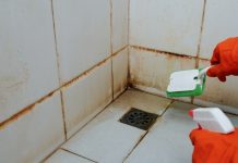 Kako da očistite ćoškove u tuš kabini? Razara kamenac, skine svu buđ i pločice čiste kao suza