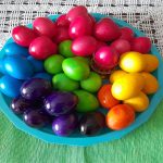 Bez sirćeta, skupe farbe i pucanja: Uz 1 stvar iz špajza jaja će biti jarka kao sa slike