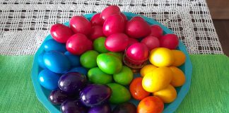 Bez sirćeta, skupe farbe i pucanja: Uz 1 stvar iz špajza jaja će biti jarka kao sa slike