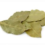 Stavite list lovora u čarapu: Prirodni lijek koji ublažava bolove tokom noći