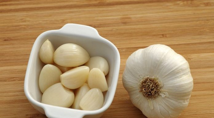 Bijeli luk je čudotvoran lijek: Ali ovih 5 grupa ljudi ne smiju da ga jedu!