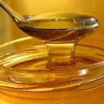 Evo zašto treba jesti kašičicu meda pre spavanja: 3 razloga stručnjaka koji vas mogu preporoditi