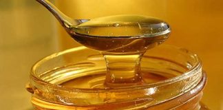 Evo zašto treba jesti kašičicu meda pre spavanja: 3 razloga stručnjaka koji vas mogu preporoditi