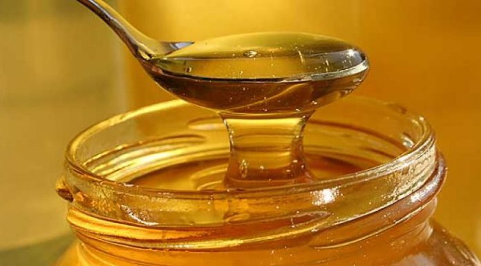 Evo zašto treba jesti kašičicu meda pre spavanja: 3 razloga stručnjaka koji vas mogu preporoditi