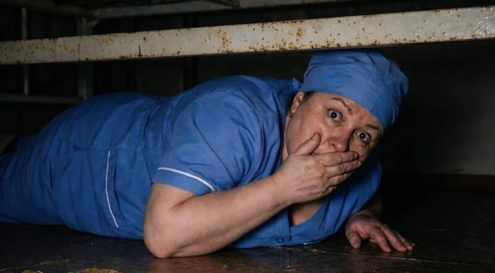 Noć kada je istina ispuzala ispod kreveta: hrabrost jedne sanitarke razotkrila tihi teror u sobi broj 7