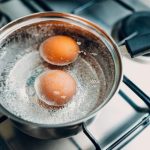 Jaja stavljate u hladnu ili ključalu vodu? STARINSKI SAVJET KAKO DA PRAVILNO SKUHATE JAJA – nikad ih lakše nećete oguliti (SAVJET)