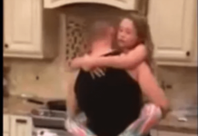 Mislila je da joj muž i kćerkica spremaju jeIo u kuhinji, ali kad je ušla u tamo, zaIediIa se od scene koju je zatekla: Zatim je uključila kameru – da li je on n0rmalan (Video)