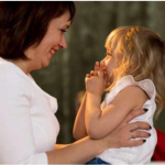 Dijete koje nije imalo dovoljno majčinske ljubavi u životu razvija 10 loših osobina, a jedna je najgora